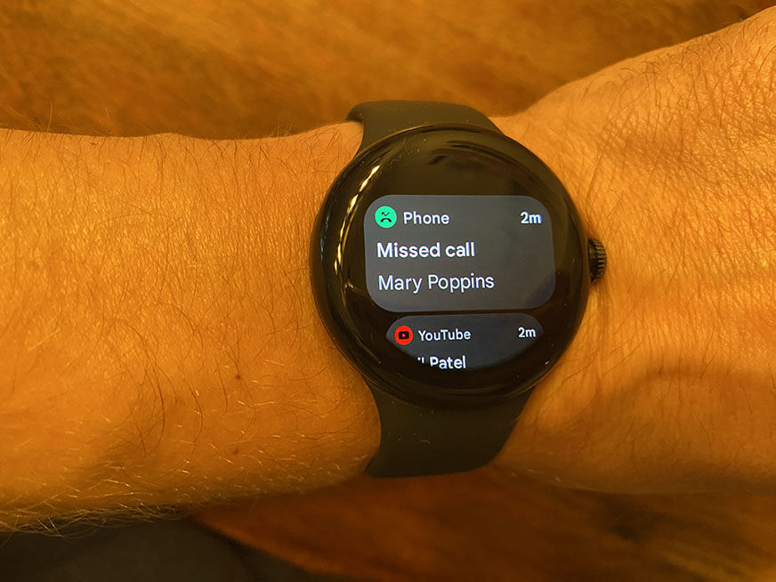 Man sieht einen eingehenden Anruf auf der Google Pixel Watch. 
